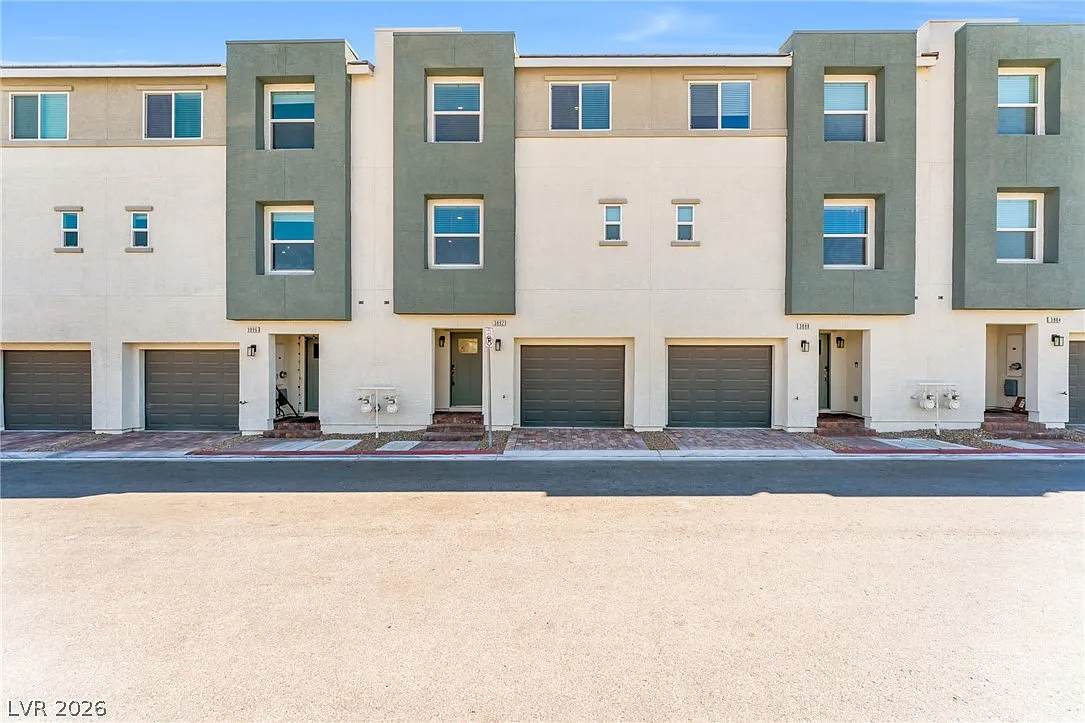 3 bed, 2.5 bath, 1847 sqft, $2,470 — Photo 2
