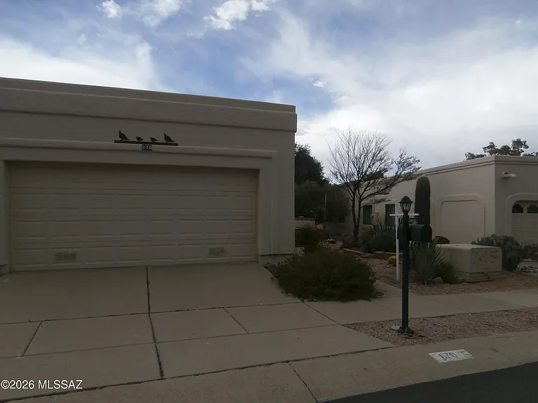 870 W Calle De Emilia — Photo 1