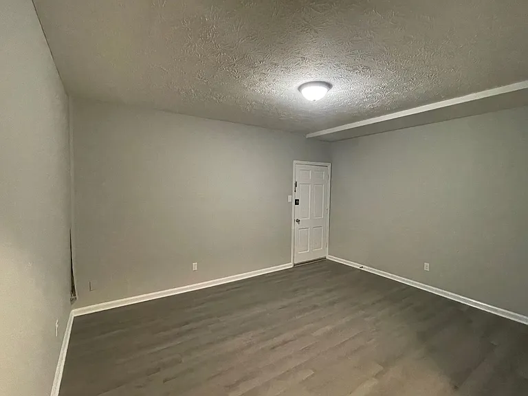 208 Lakeshore Dr — Photo 3