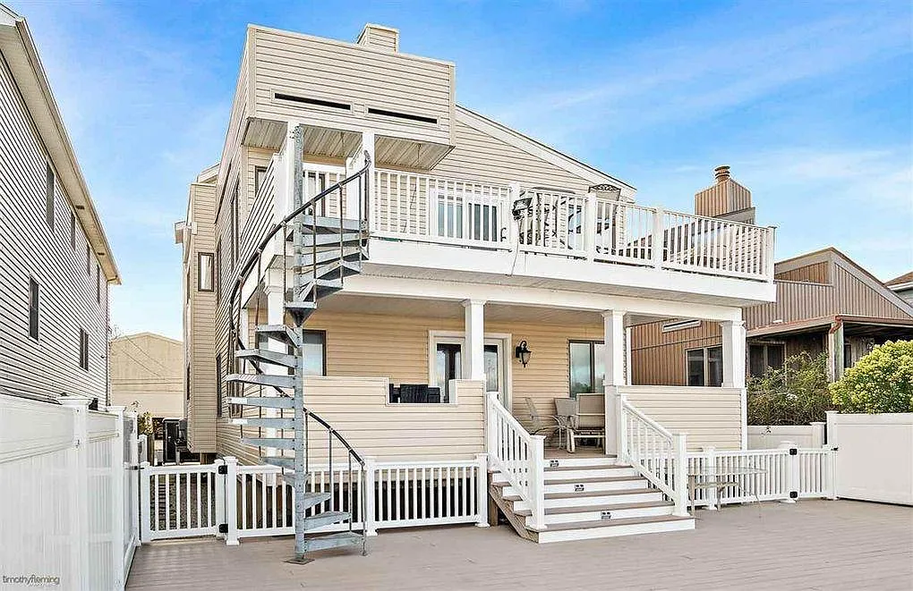 2 bed, 1.5 bath, 1248 sqft, $10,000 — Photo 2