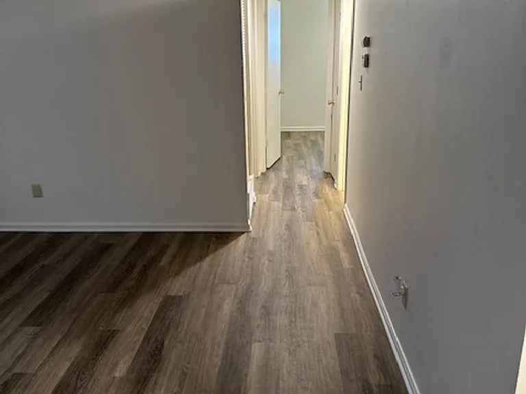 2309 W Broadway — Photo 27