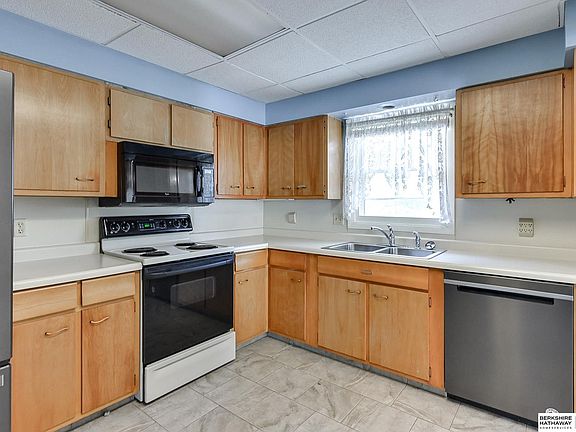 2nd image of 3910 Parkview Dr