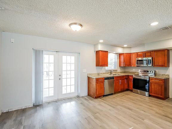5th image of 3203 NE 10th Ave