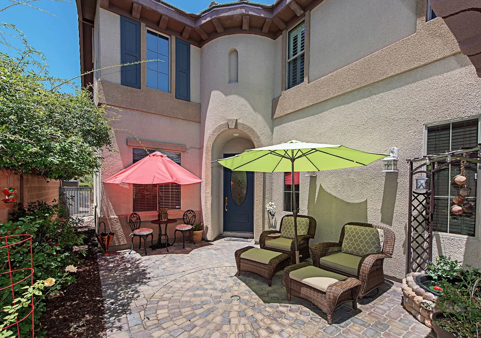 Stunning Spring Mountain Ranch,3,045 Sq Ft 2 Story Home In Nw Area — Photo 1
