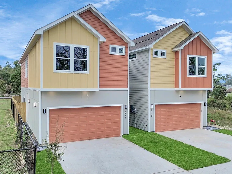 2411 Chew St — Photo 1