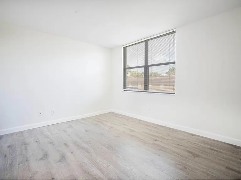 2049 Skimmer Ct W — Photo 9