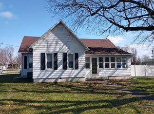 323 NE 2nd St, Hopedale, IL