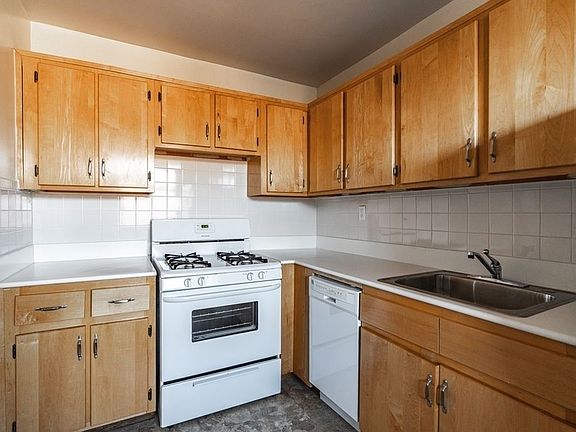 3rd image of 10460 Queens Blvd APT 2E