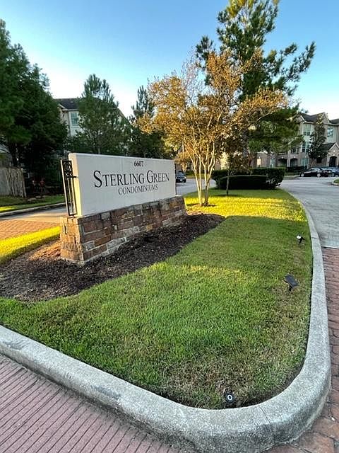 Entry off Lake Woodlands Drive