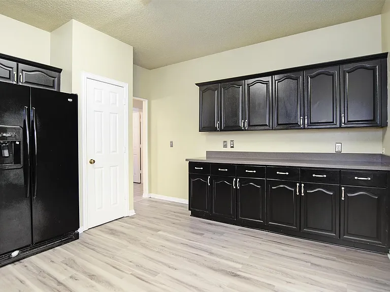 885 Parker Dr — Photo 16