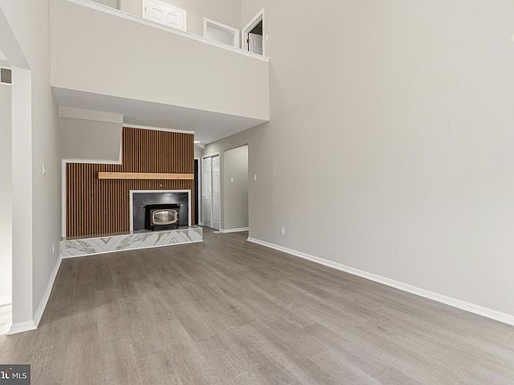 5th image of 221 Oak Ln