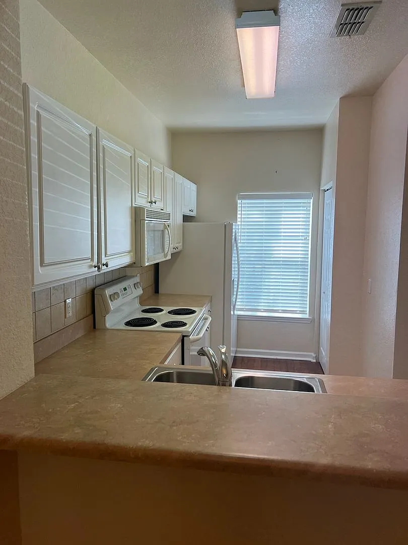 2 bedroom 2 1/2 bath in NW Magnolia Place — Photo 4