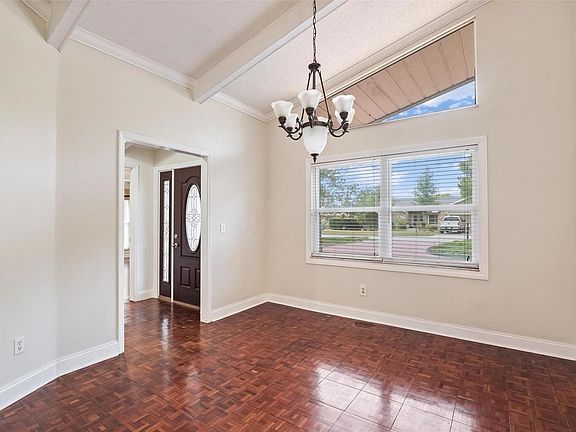 5th image of 825 Park Ct