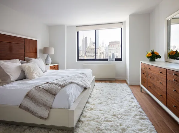 1 Union Sq S image 1 of 14