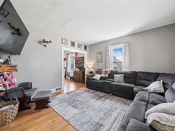 4th image of 60 Carlisle St