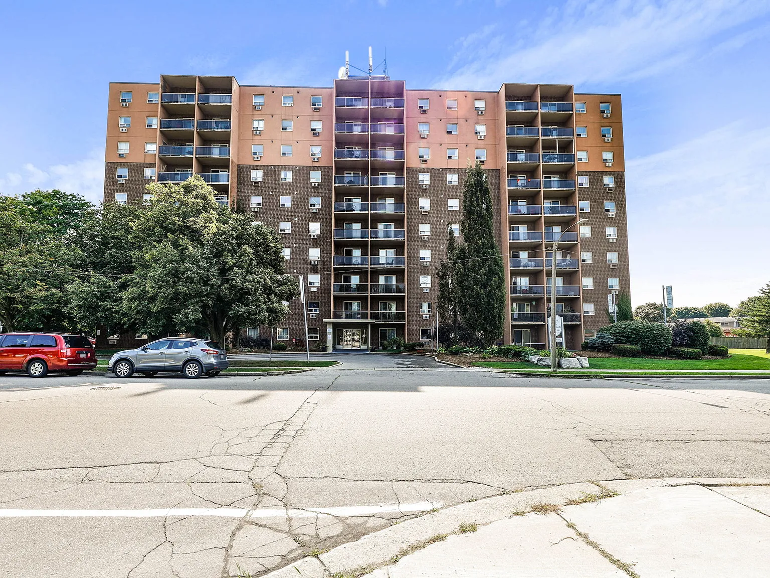 Confederation Place Apartments — Photo 2