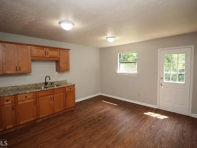 212 Wesley Way — Photo 3
