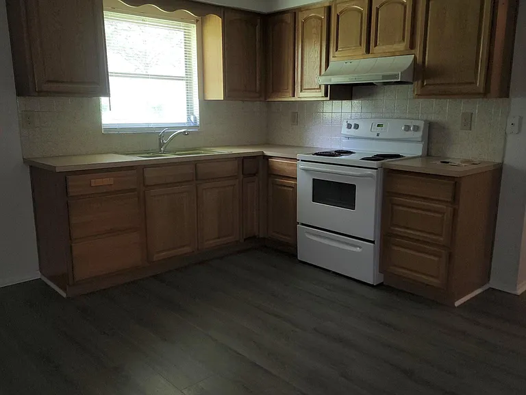 230 Monroe Ave — Photo 4
