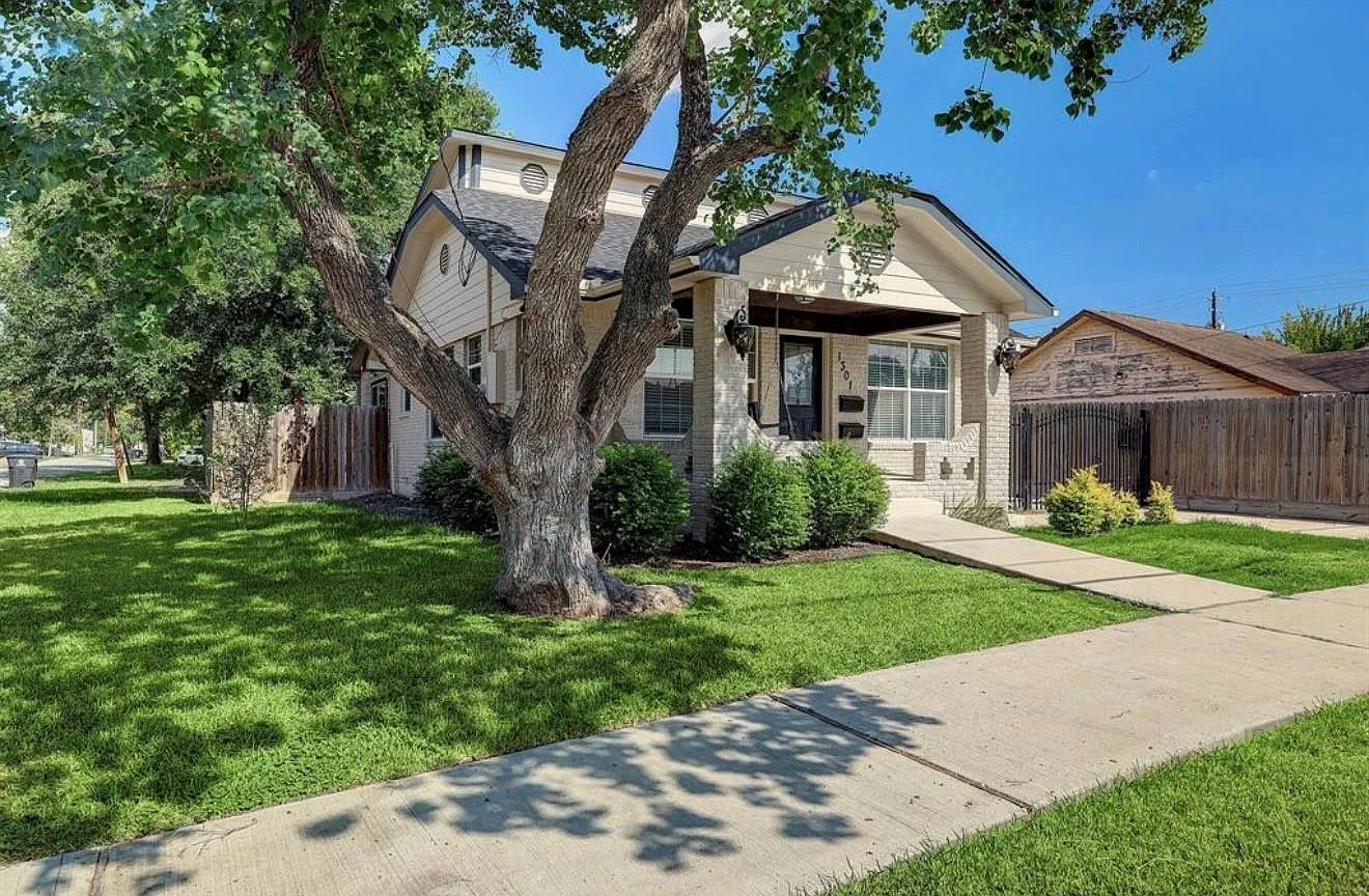 2 bed, 2.0 bath, 1212 sqft, $2,200 — Photo 1