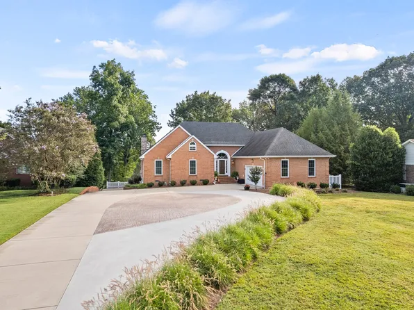 373 Waters Edge Dr, Estill Springs, TN 37330