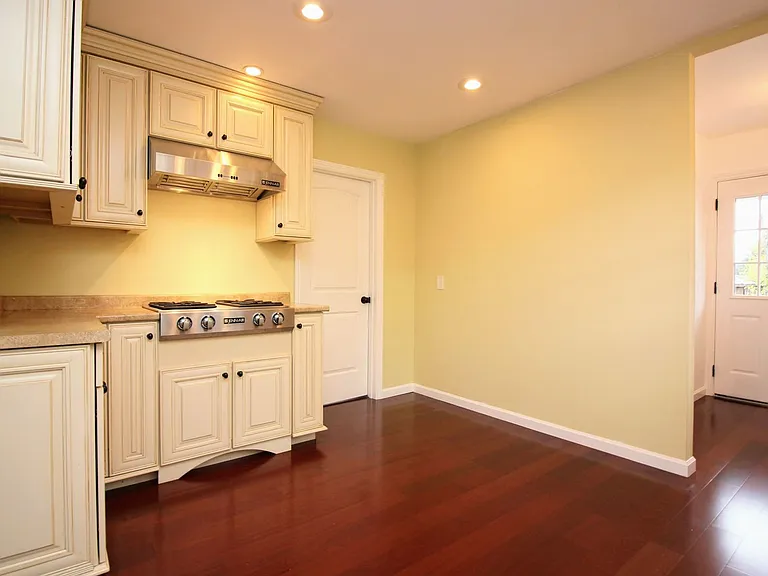 1151 Corby Ave — Photo 7