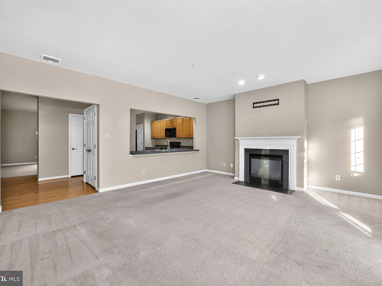 3 bed, 2.5 bath, 4102 sqft, $3,300 — Photo 3