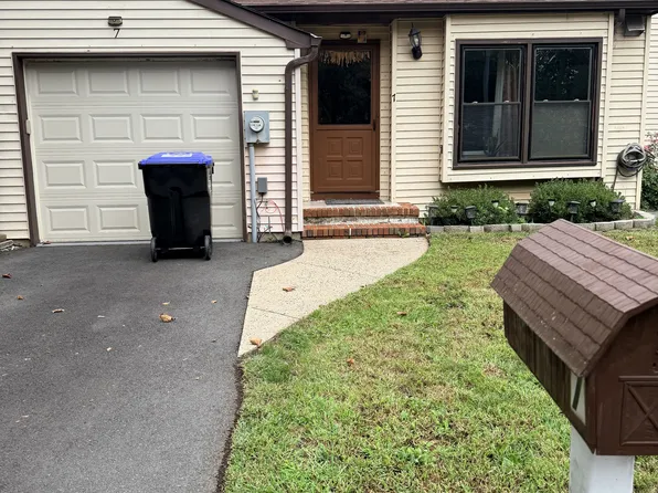 7 Hoffman Ct, East Brunswick, NJ 08816