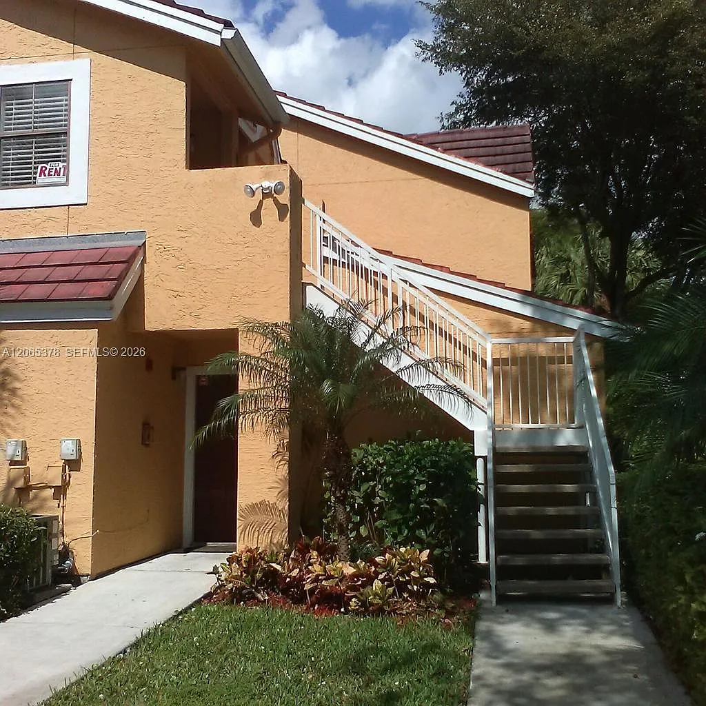 Biscayne Beach Club Condo — Photo 1