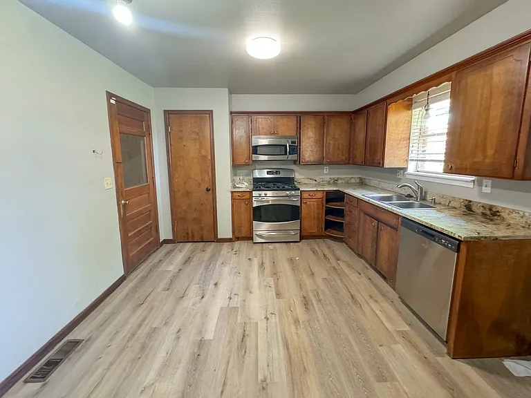 345 Travis Cir — Photo 18