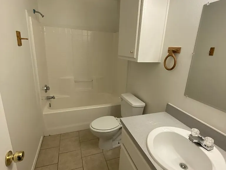 513 E Queens St — Photo 8