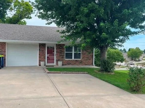 105 Basswood Ct, Smithville, MO 64089