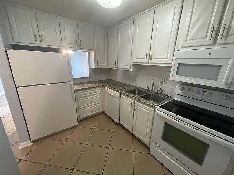 623 N Bay St #17 — Photo 3