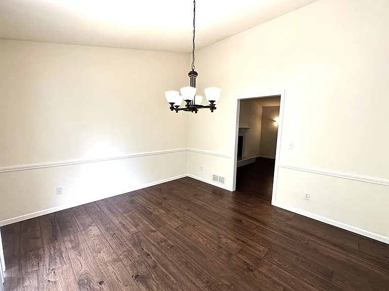 Flexible bonus/dining room