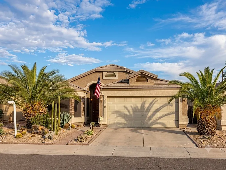 2424 E Morrow Dr — Photo 1