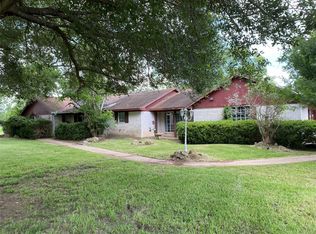 416 Fort Bend Dr, Wallis, TX 77485