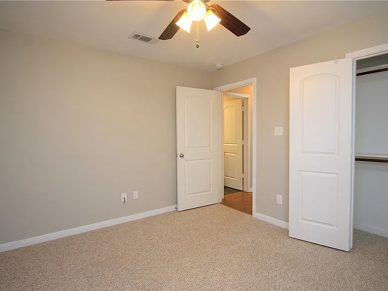 2010 Turning Leaf Dr — Photo 14