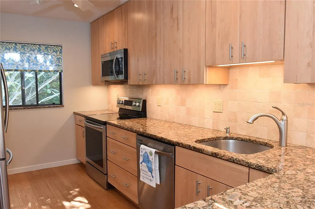 2 bed, 2.0 bath, 1216 sqft, $2,400 — Photo 2