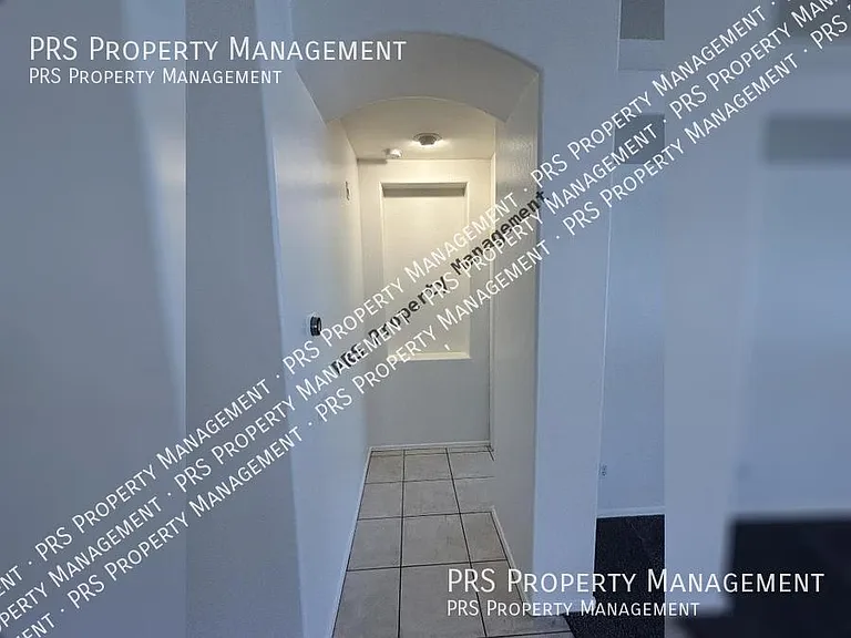 8003 W Clara Ln — Photo 29