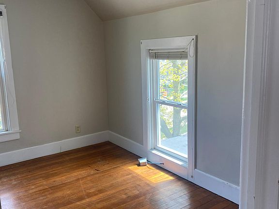 3rd image of 424 1/2 Smith St