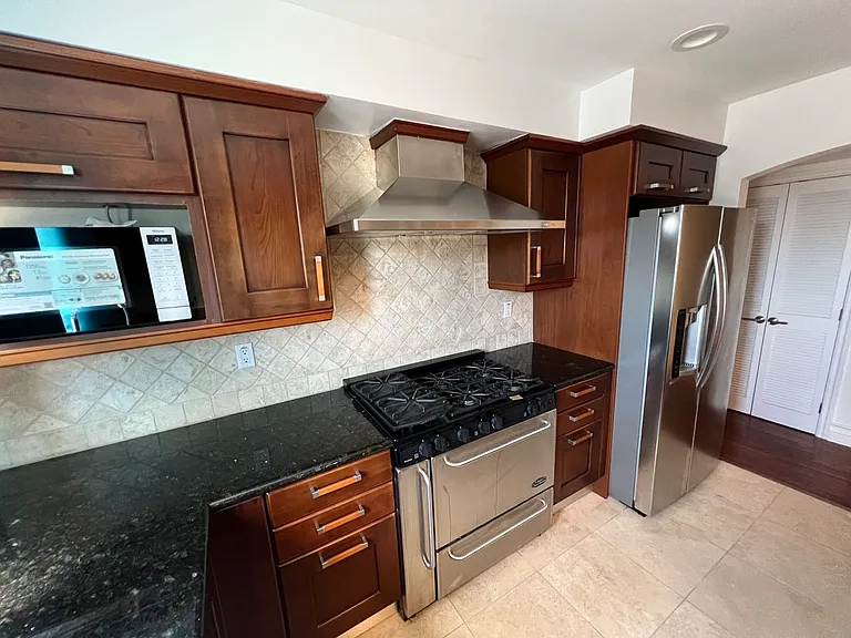 1621 Barry Ave #301 — Photo 14