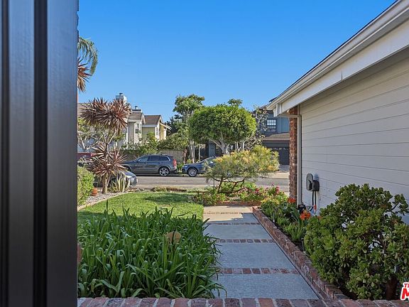 3rd image of 7619 W 85th St