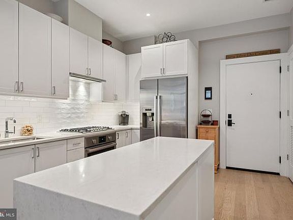 5th image of 925 N Fairfax St