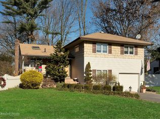 1 Montclair Rd, Plainview, NY 11803