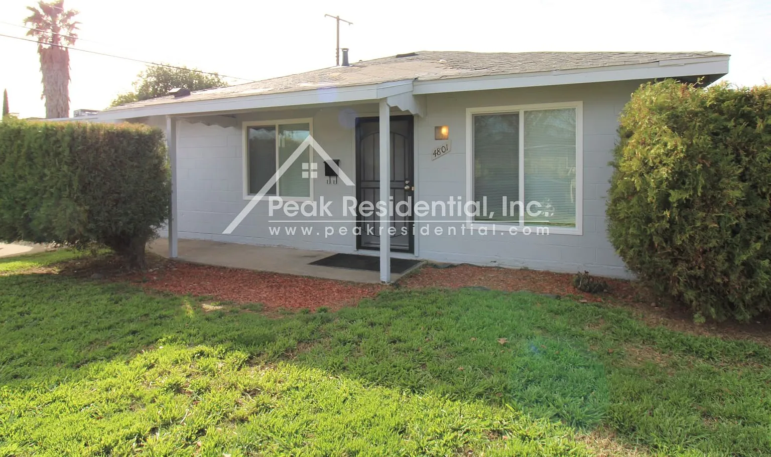 Charming Tahoe Park 2bd/1ba Duplex — Photo 2