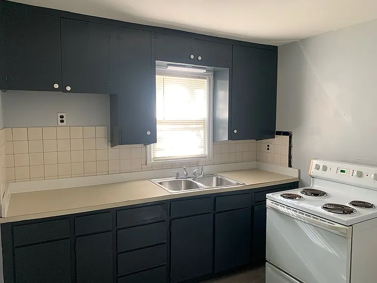 423 N Locust St — Photo 5
