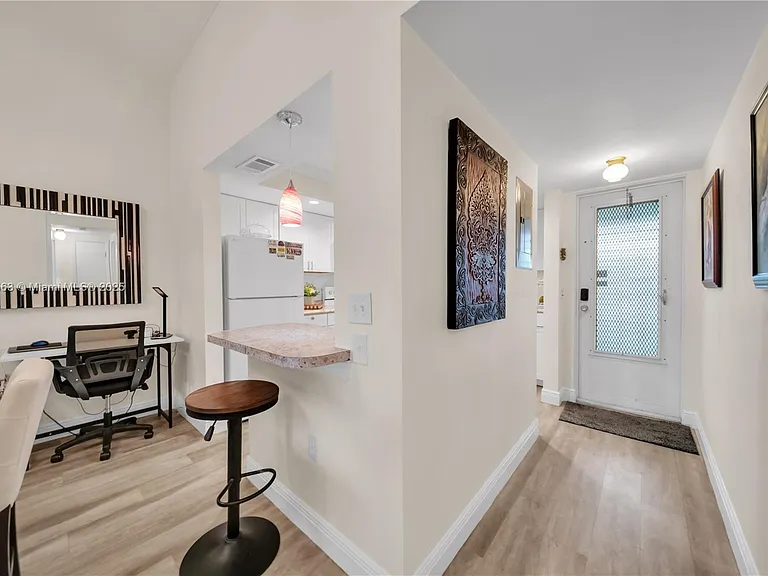 4613 SE 5th Ave #210 — Photo 3