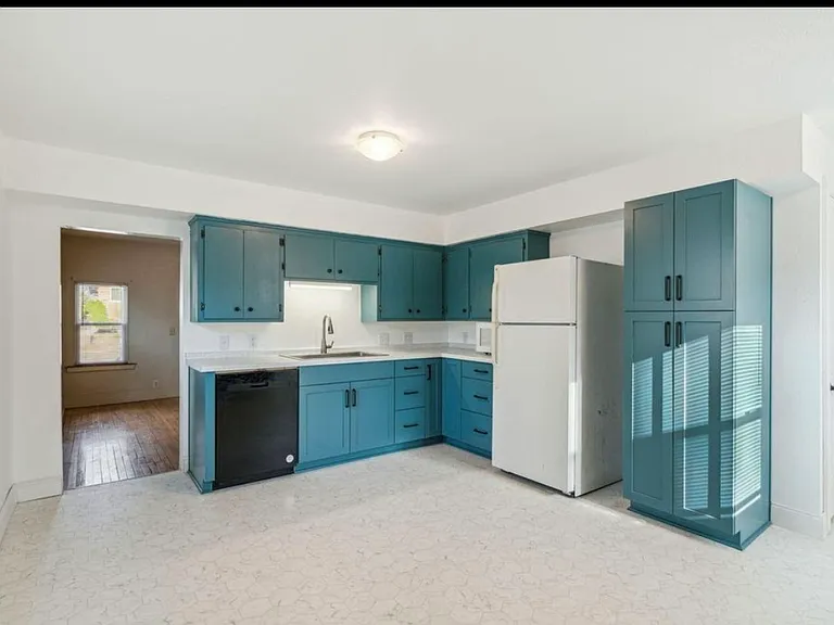 2405 Grand St NE #1 — Photo 9