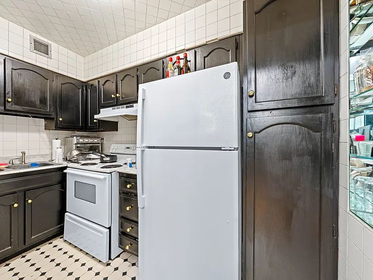 217 E 60th St #201 — Photo 8