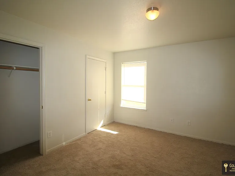 401 W Ave E — Photo 10