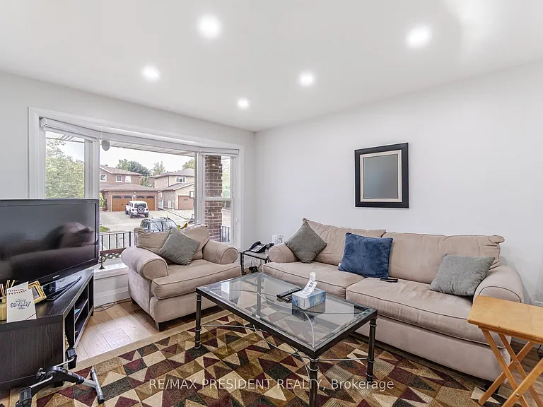 13 Panorama Cres — Photo 7